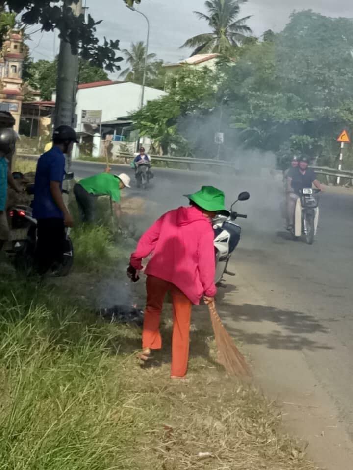 Đoàn thanh niên và phụ nữ dọn dẹp và đốt rác tại khu vực Cầu Lưu Khánh